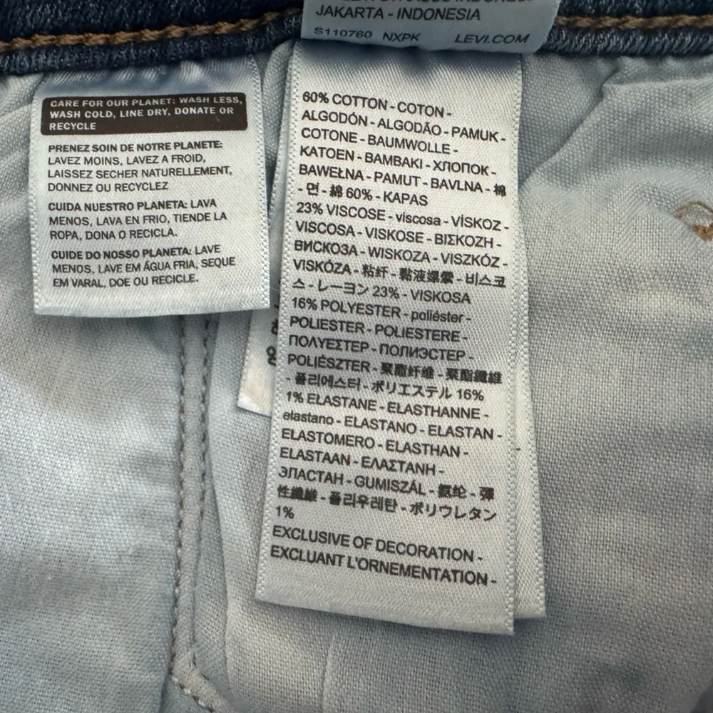 Levi Strauss Women's Classic Straight Jeans - Medium Wash - Size 12 - Picture 5 of 6